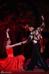 组图：舞出我人生19日将播 郑少秋贴辣妹热舞