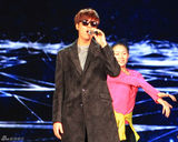 组图：李敏镐春晚彩排快闪 深色大衣黑超帅酷