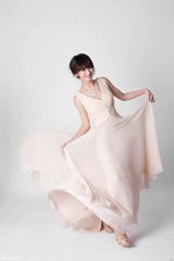 组图：郭珍霓夏日写真打造粉色浪漫 笑容优雅迷人