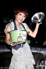 幻灯：郭采洁赴内地宣传新专辑 蔡依林送上电饭锅