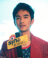 高清图：张晓晨红装上阵旺桃花 与搭档暧昧咬耳朵