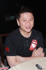 组图：《天生爱情狂》庆功 刘心悠抱BB母爱洋溢