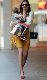 组图：辣妈米兰达风姿绰约 宝贝儿子诠释“天然呆”