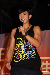 组图：汪东城三十岁生日与歌迷庆祝 分享龙珠蛋糕 