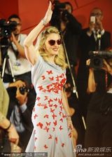 组图：《W.E》首映 麦当娜裙装娇嫩金发红唇美艳