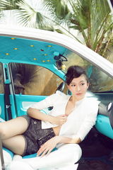 组图：“女班长”周知秀美腿 性感演绎人车无间