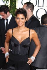 高清图：哈莉-贝瑞高开衩裙亮相红毯风情万种