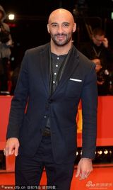 组图：柏林红毯《71》导演德芒光头红袜显潮范