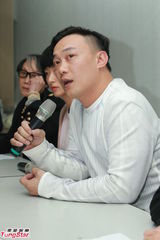 组图：徐濠萦素颜现身香港报业评议会 陈奕迅递交投诉书