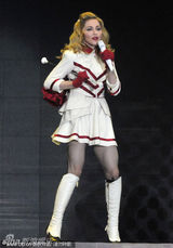 组图：麦当娜开唱SM胸器造型上阵脱衣露臀