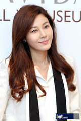 组图：金荷娜OL装出席某化妆品牌开业活动