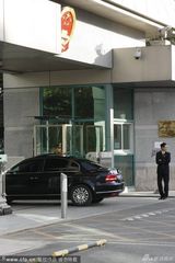 组图：李某某案二审 梦鸽坐车抵法院避见媒体