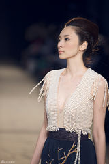 组图：吴佩慈中国高级订制巴黎首秀 真空秀乳沟