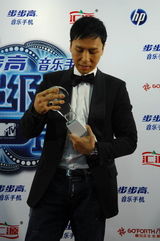 幻灯：甄子丹不慎弄坏奖杯分两半 拼好还原显得意