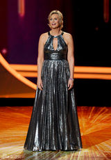 组图：艾美奖现场 主持人简-林奇被众男托举出场