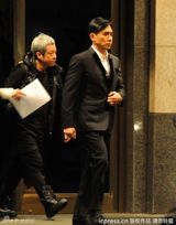 组图：梁朝伟夜晚外出酒店 西装革履不惧严寒