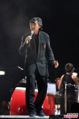 组图：林子祥香港个唱父子档 林德信弹琴助唱