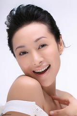 组图：郭金“抛头露面”做慈善 裸妆大片似女神 