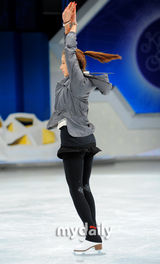 组图：韩星孙谭菲录制SBS台节目 秀花样滑冰风采