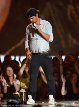 组图：艾玛-沃森MTV电影奖捧奖 男星裸下身搞怪