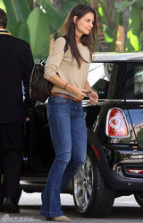 组图：阿汤嫂凯蒂-赫尔姆斯外出看医生素颜憔悴