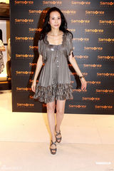 组图：莫文蔚低胸裙装出席活动 银色高跟鞋性感