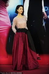 组图：最佳女配提名杜鹃亮相红毯 红装显喜气