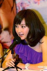 幻灯图：郭德纲于谦为《三笑》上海宣传 姚笛秀甜美 