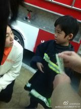 组图：Lucas变装成警察游玩神气可爱