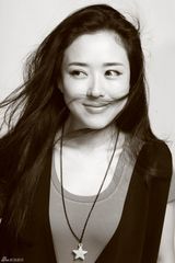 组图：颜丹晨连身裤写真秀清纯表情 演绎韵味女人