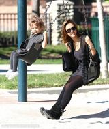 组图：杰西卡-阿尔芭与女儿一同荡秋千现甜蜜瞬间