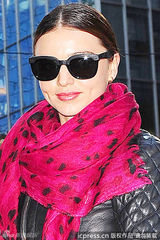 组图：米兰达-可儿抱爱子出街 尽显时尚街拍真谛