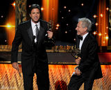 组图：艾美奖现场 《摩登家庭》获喜剧最佳编剧奖 