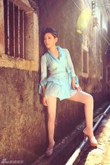 组图：徐黛妮古巷写真 穿透明衫性感迷人
