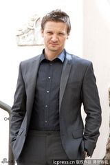 组图：《谍影重重4》记者会杰瑞米帅气亮相