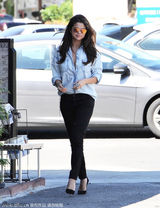 组图：赛琳娜深V衬衫OL风 黑超高跟超有范儿