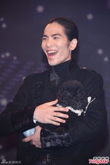 组图：萧敬腾再遭恐吓 出席活动特携萌宠作陪