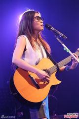 组图：蔡健雅开唱玩角色扮演 张悬台上频催酒