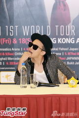 组图：GD拄拐开唱现场劲爆 个性服装抢眼