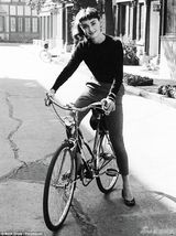 组图：卡戴珊剪齐头帘变清新 模仿赫本骑自行车