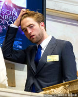 组图：帕丁森着西装现身股票交易所 与柯南伯格合影