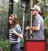 组图：“绝望主妇”伊娃结新欢 约会热吻秀激情