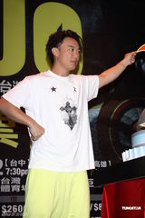 组图：陈奕迅台北签票遭台风搅局 演唱会曲目歌迷选