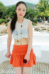 高清图：董璇《美女如云》拍游艇杀青戏 秀蛮腰美腿