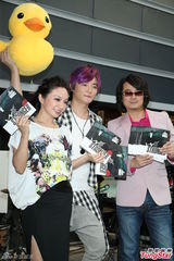 组图：阿沁升格当作家 F.I.R年底出新专辑