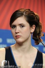 《孤儿》发布会全女子兵阵容 导演马里-库特泽微笑