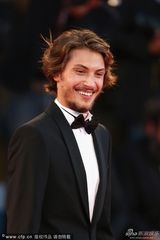 组图：《无畏者》首映 女星桑德拉优雅蓝裙亮相