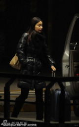 组图：郭晶晶素颜抵沪自推行李 寒风中苦等座驾