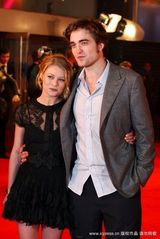 幻灯：《记住我》英国首映 帕丁森拥抱艾米莉似夫妻