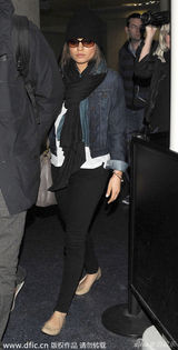组图：库彻棒球帽现身机场 未婚妻平底鞋疑有孕